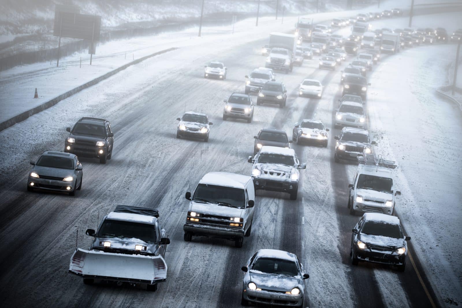 cars navigating winter weather in Chattanooga, TN